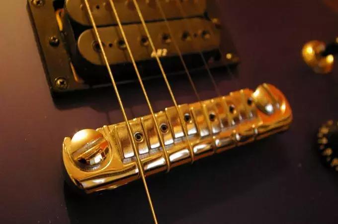 Ponticello Chitarra Elettrica USA 62 Ponte Personalizzato Fender USA 62 Per Telecaster/Tele – Con Selle Filettate, Modello 005-6069-TSB Ponte Telecaster
