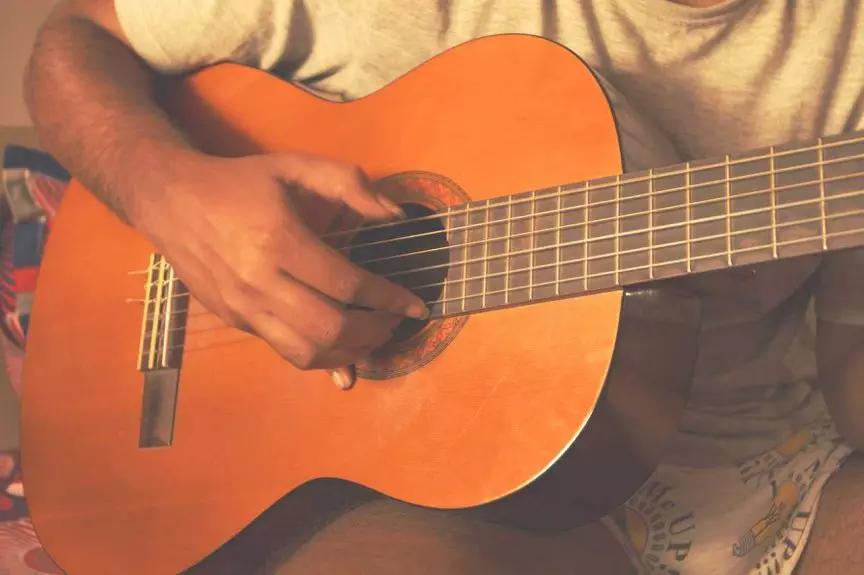 Come Iniziare a Suonare la Chitarra? Con gli Arpeggi!