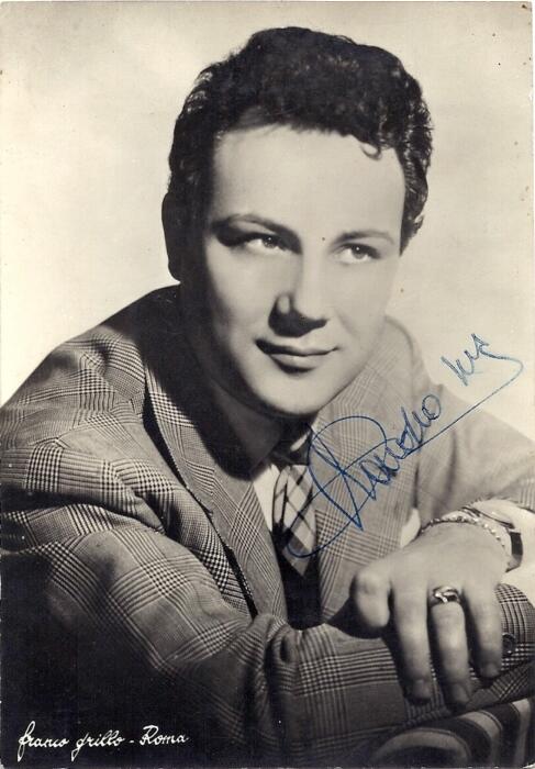 Claudio Villa, celebre cantante che si è aggiudicato ben 4 vittorie al Festival di Sanremo. 