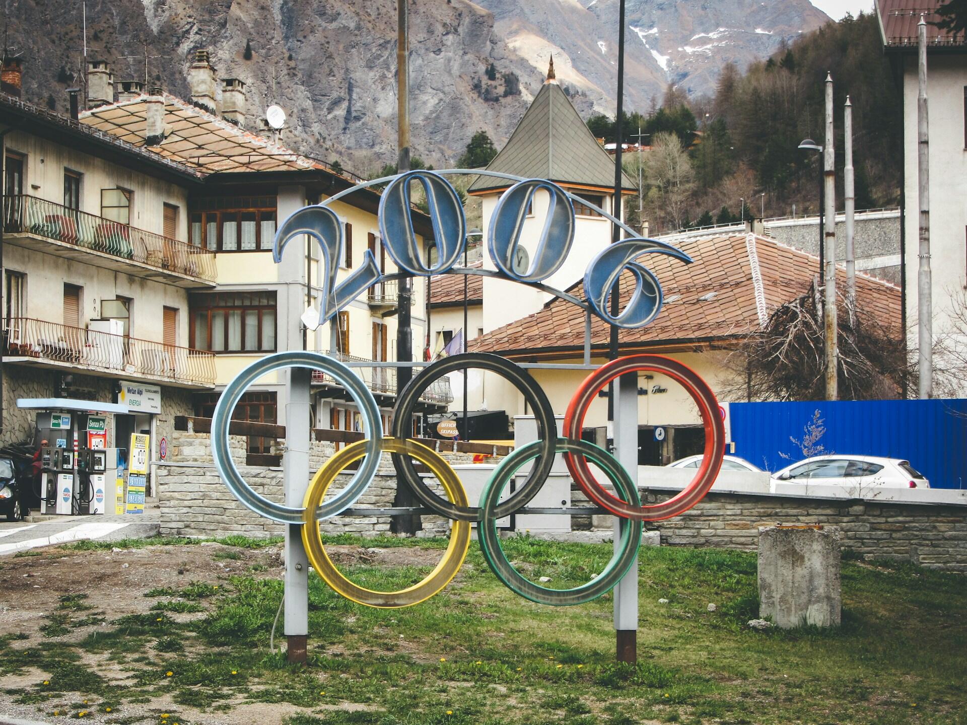 Sign bearing the inscription โ2006โ together with the Olympic symbol.